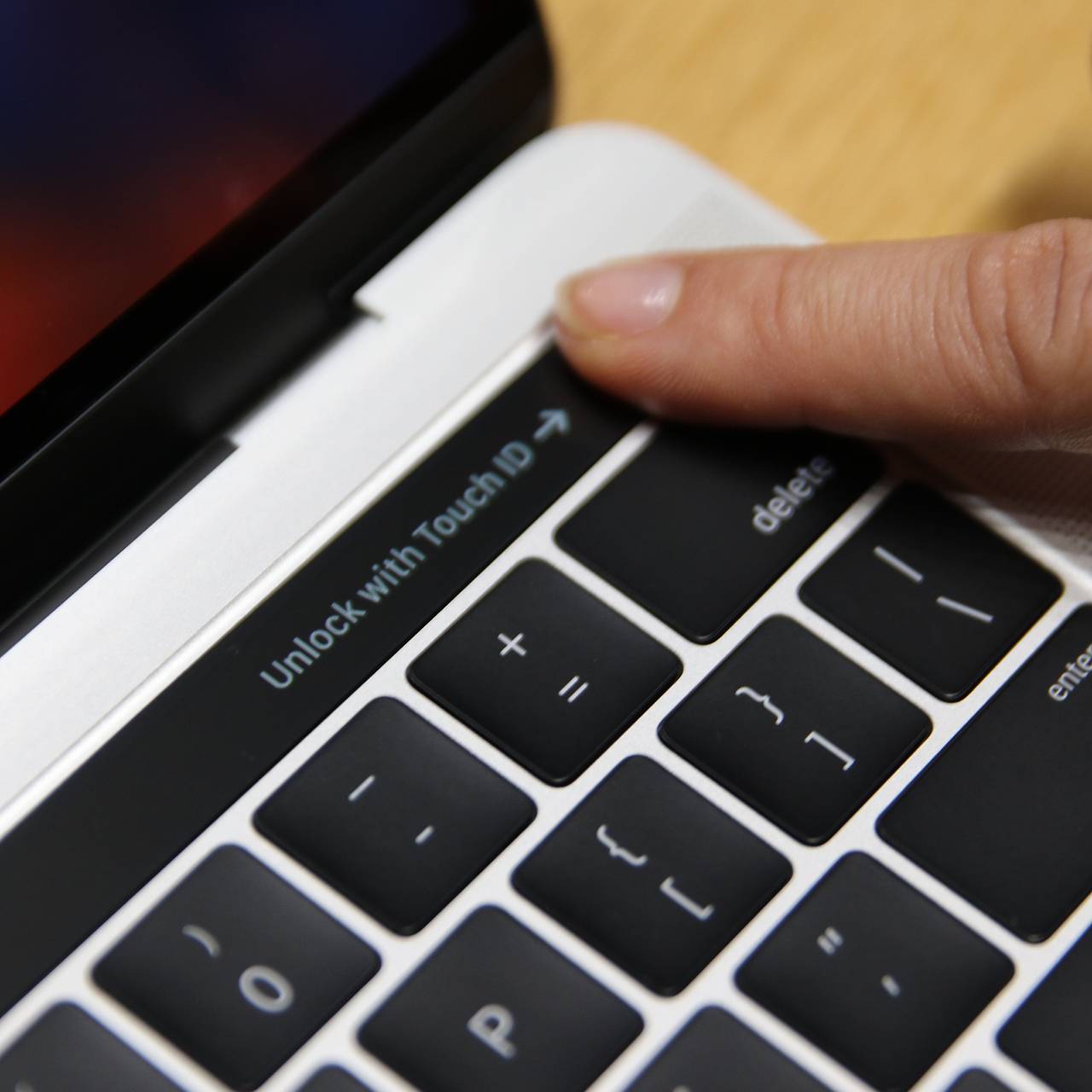 Apple прекратила продажи MacBook с сенсорной панелью: Гаджеты: Наука и  техника: Lenta.ru