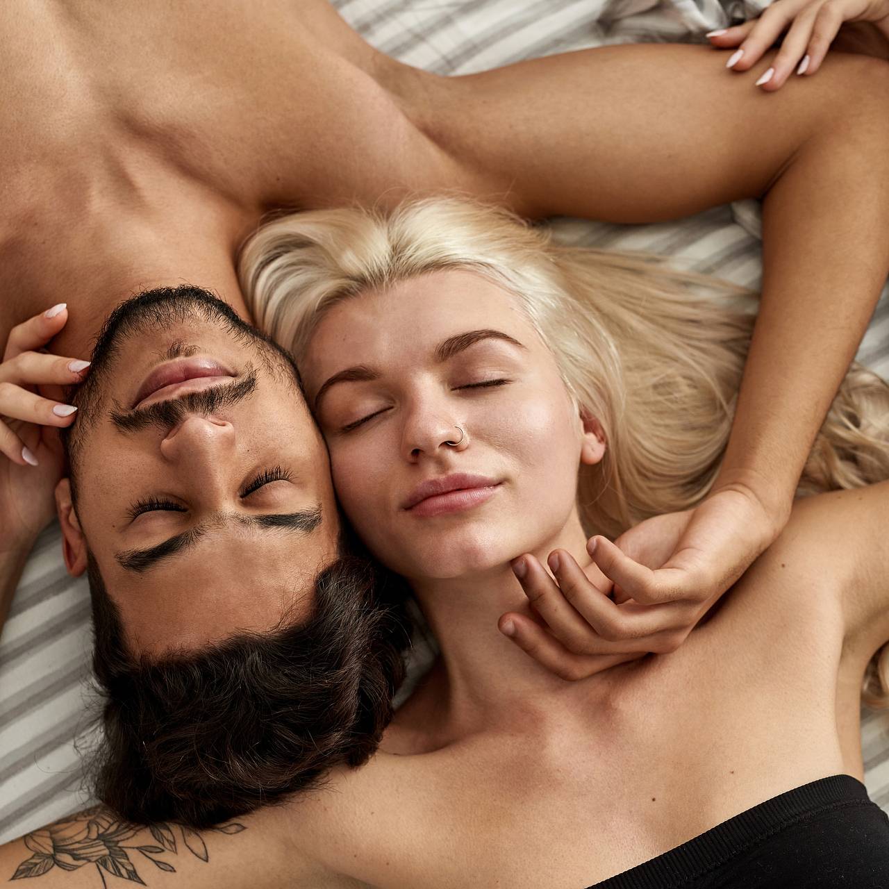 Секс-позы – список удобных и необычных позиций для наслаждения обоих