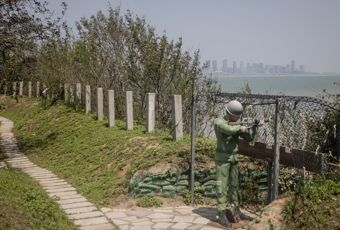 Манекен солдата Вооруженных сил Китайской Республики целится в сторону китайского города Сямэнь из форта Шаси, Цзиньмэнь, Тайвань, 9 апреля 2023 года