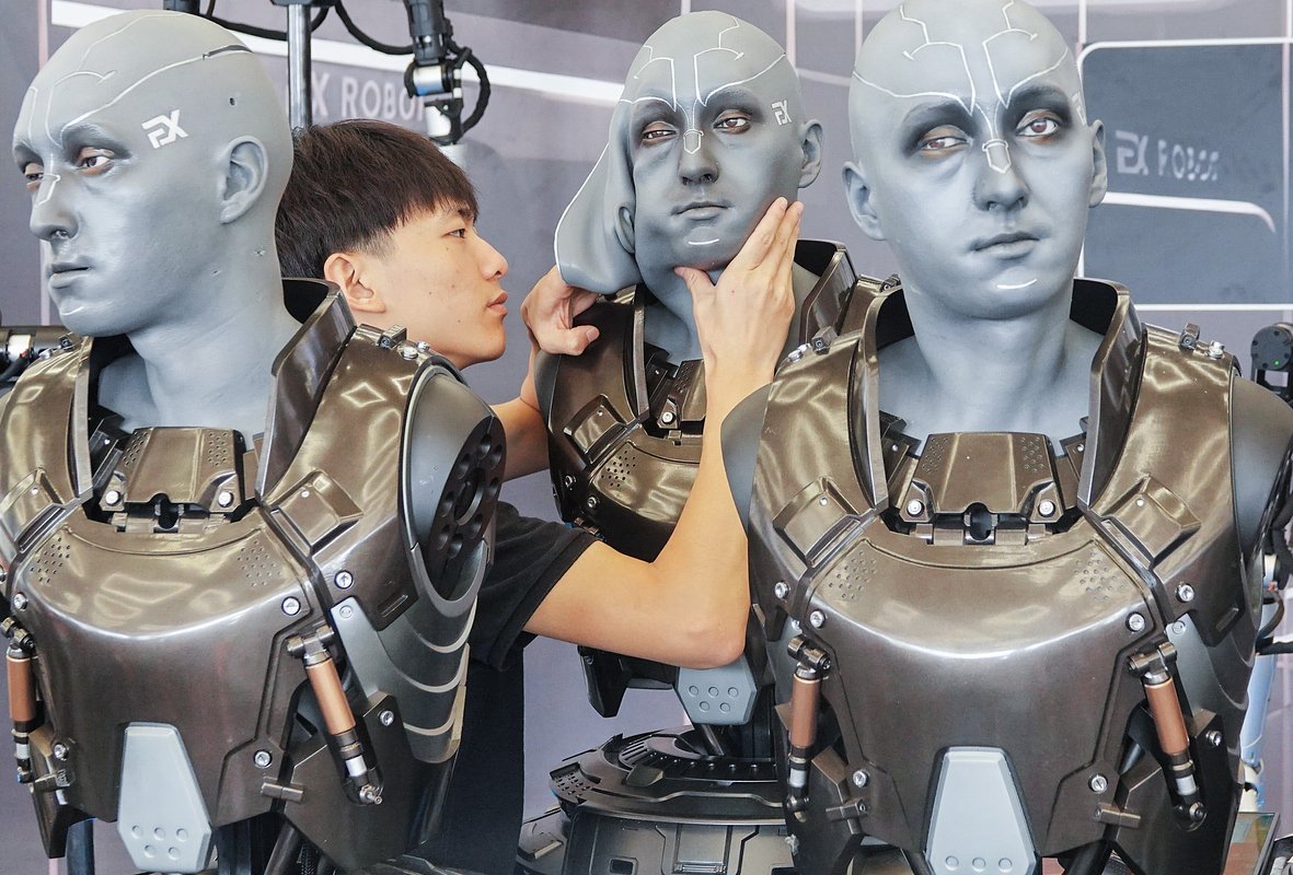 Бионические роботы-гуманоиды на Всемирной конференции роботов в Пекине, Китай, 17 августа 2023 года