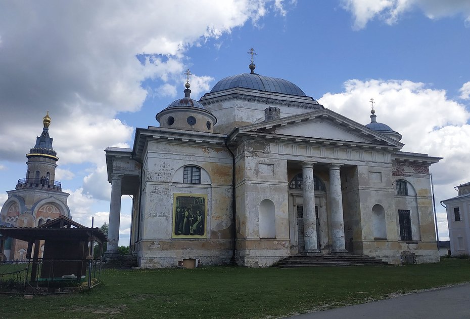 Торжок, Борисоглебский монастырь, слева — место раскопок