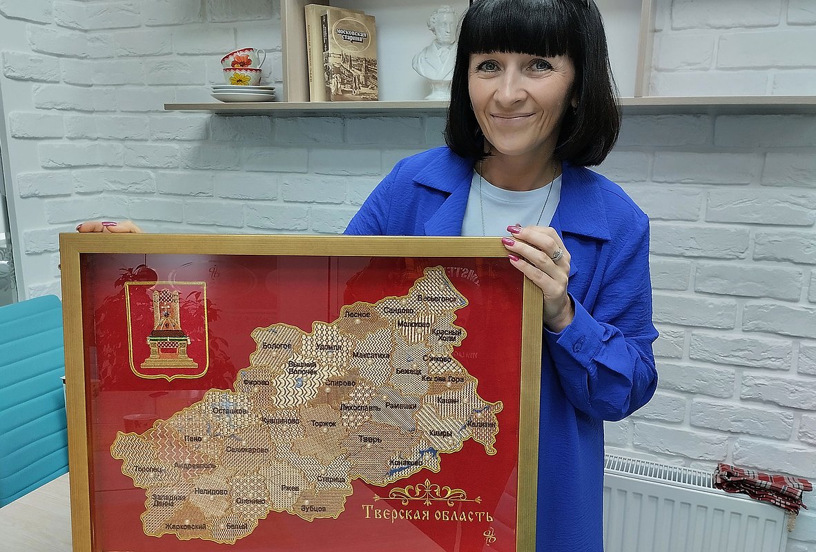 Юлия Никифорова, руководитель Никифоровской золотошвейной мануфактуры, с вышитой картой Тверской области