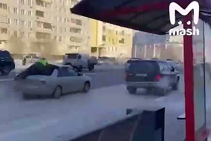 Россиянин прокатил полицейского на заднем стекле машины и попал на видео
