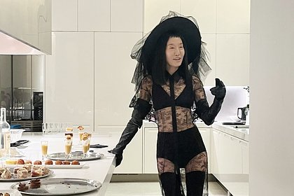 74-летняя Вера Вонг поделилась снимком в прозрачном платье
