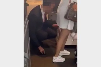 Бортпроводник незаметно сфотографировал пассажирку под юбкой и попал на видео