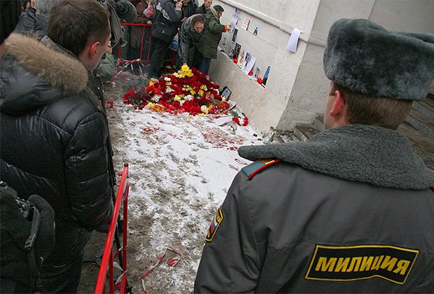 Возложение цветов на месте гибели адвоката Станислава Маркелова и журналистки Анастасии Бабуровой