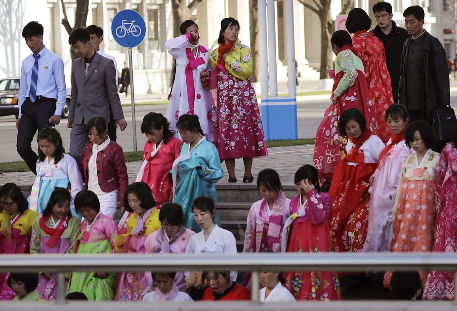 Студенты северокорейского университета накануне празднования 105-летия со дня рождения Ким Ир Сена 