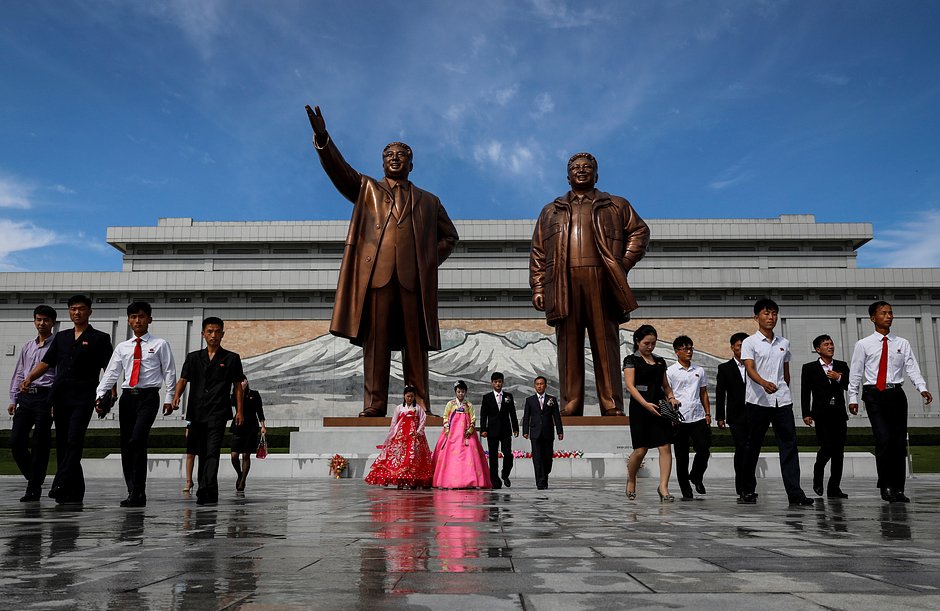 Гиды в Северной Корее предупреждают туристов, что нельзя фотографировать памятники вождям Ким Ир Сену и Ким Чен Иру, а также их изображения, обрезая любые части фигуры и лица