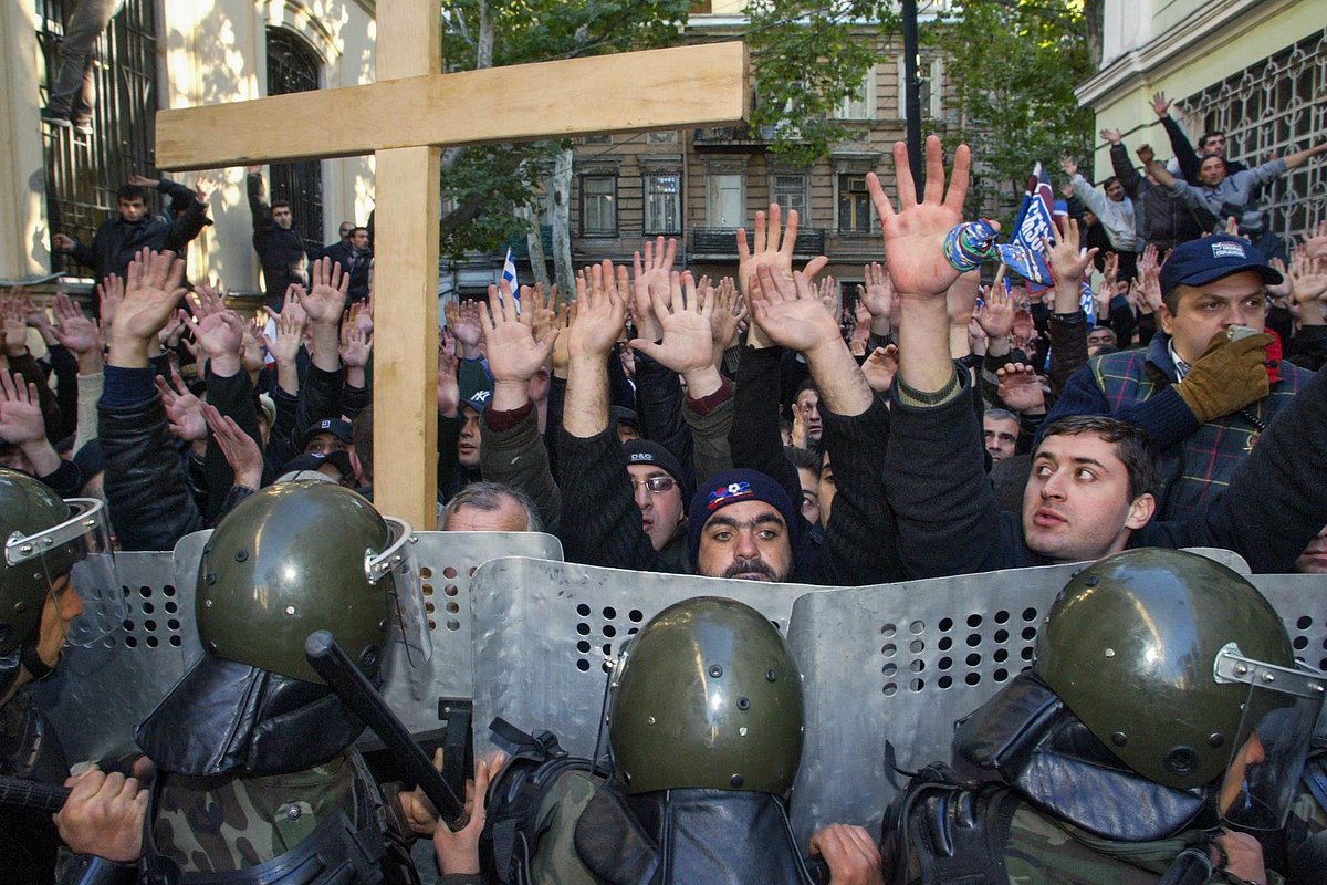 Акция протеста против первого заседания нового парламента, организованная радикальной оппозицией, противниками грузинского президента Эдуарда Шеварднадзе, 22 ноября 2003 года