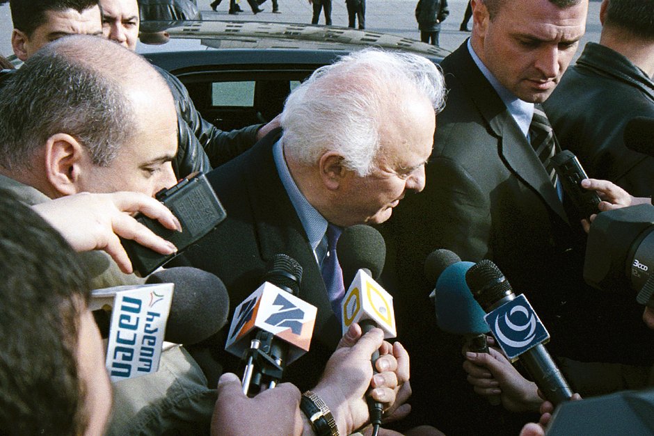 Бывший президент Грузии Эдуард Шеварднадзе после посещения государственной канцелярии, где он забрал личные вещи из кабинета и попрощался с сотрудниками, Тбилиси, Грузия, 26 ноября 2003 года