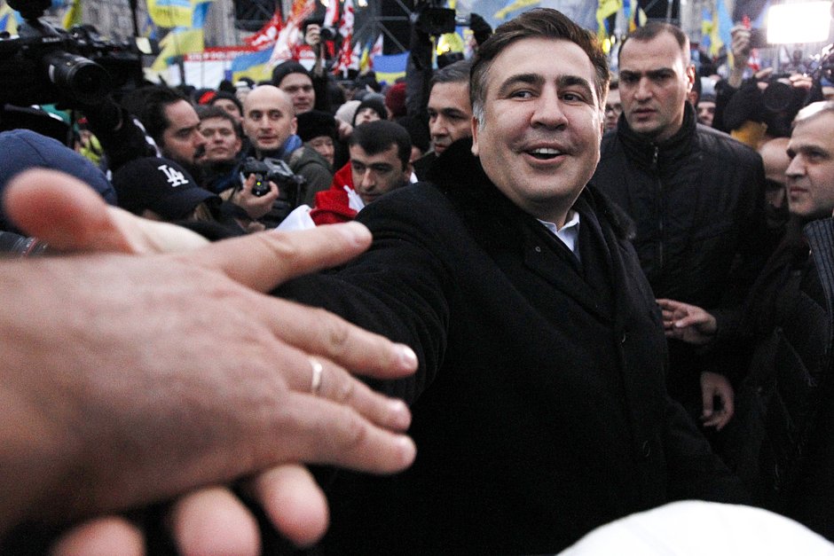 Бывший президент Грузии Михаил Саакашвили встречается с протестующими на площади Независимости в Киеве, 7 декабря 2013 года