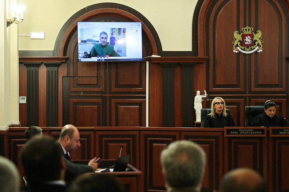 Находящийся в заключении бывший президент Грузии Михаил Саакашвили появляется на экране по видеосвязи из клиники во время судебного заседания по делу о насильственном разгоне массовых антиправительственных протестов в 2007 году в Тбилиси, Грузия, 27 октября 2023 года