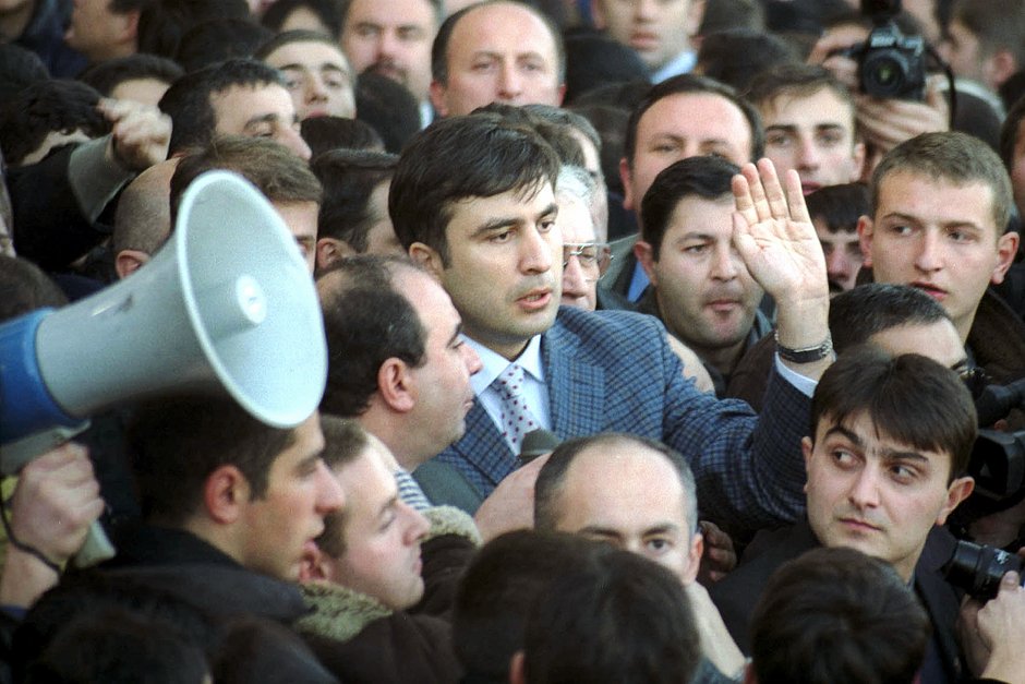 Михаил Саакашвили (в центре) на митинге 22-23 ноября в Тбилиси, 2003 год