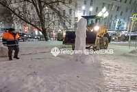 В российском городе начали массово лепить пенисы из снега. Какое наказание ждет уличных скульпторов?