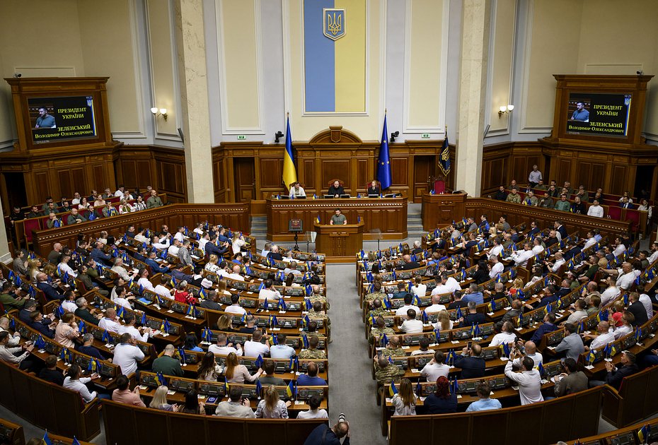 Президент Украины Владимир Зеленский выступает на пленарном заседании Верховной Рады в День Конституции Украины в Киеве, 28 июня 2023 года
