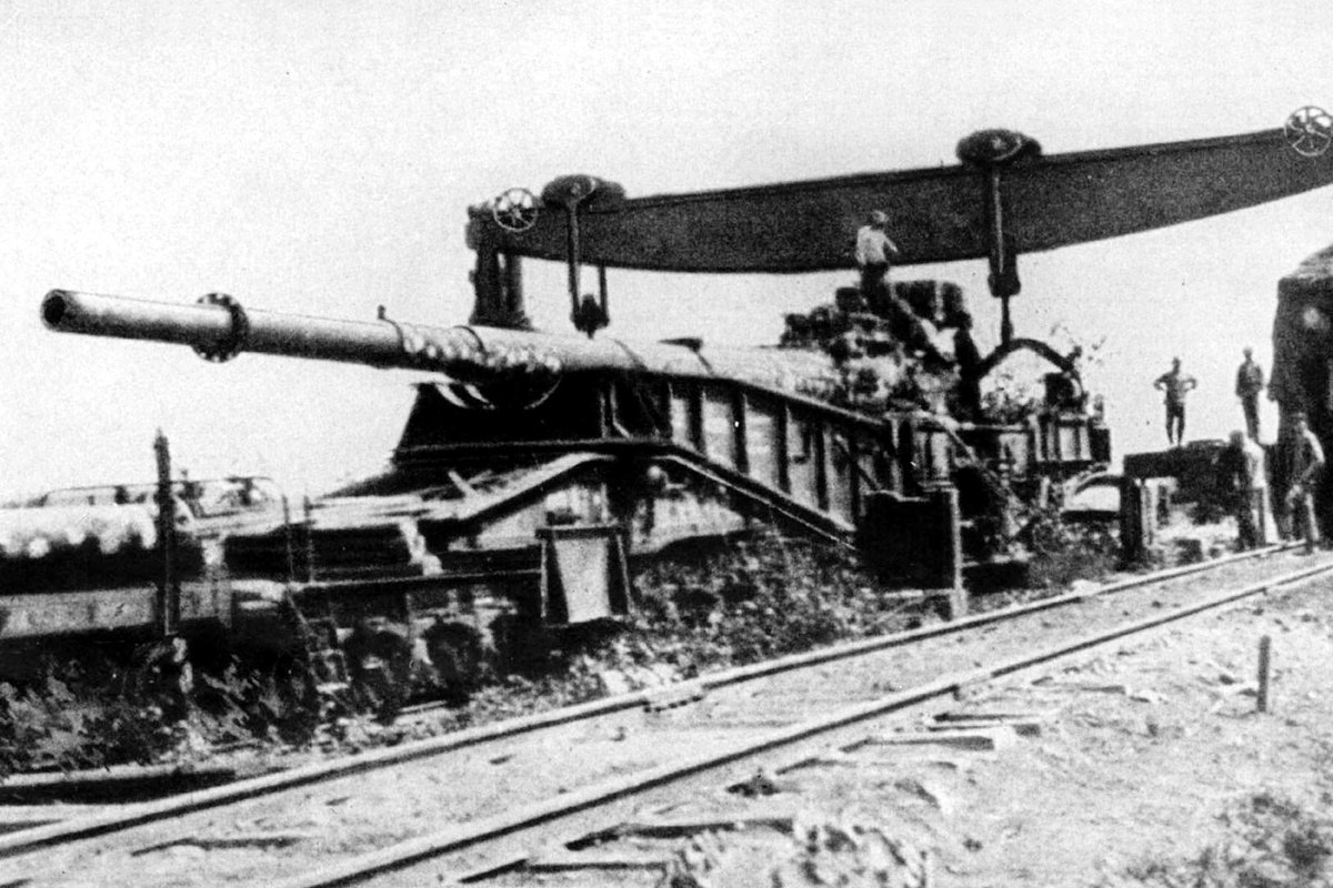 Монтаж Kolossal, известной также как «Парижская пушка», на железнодорожную платформу