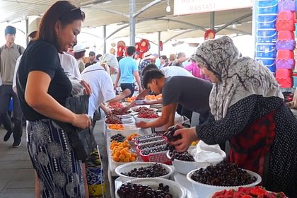 Блогера удивили разные цены для местных и россиян на рынке в Узбекистане