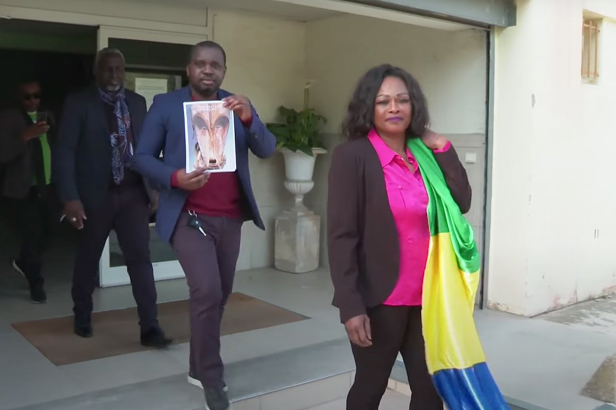 Активисты Collectif Gabon Occitanie, требующие возвращения маски Габону