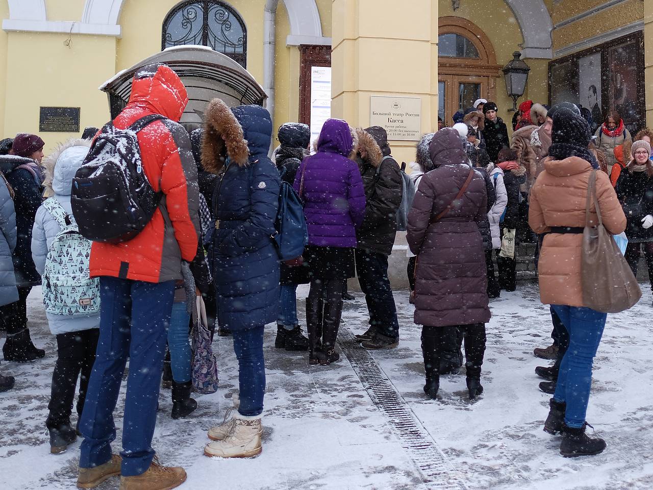 У Большого театра снова собралась очередь за билетами на «Щелкунчика»: Театр:  Культура: Lenta.ru