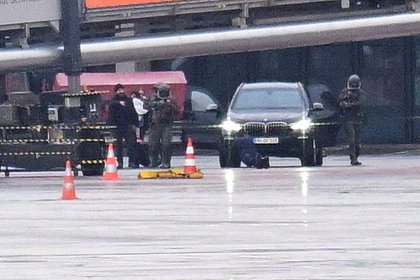Прорвавшегося в аэропорт Гамбурга на авто вооруженного мужчину задержали