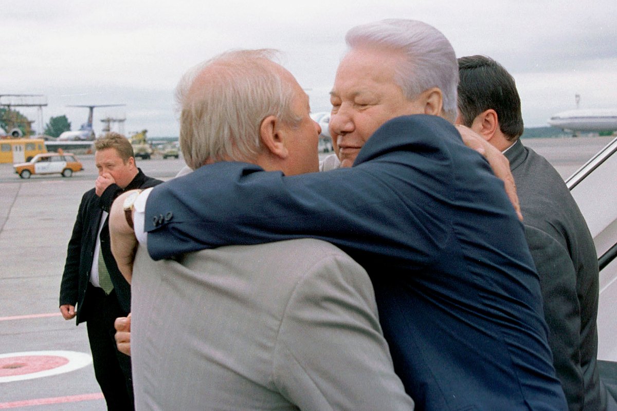 Россель встречает прибывшего в Екатеринбург Ельцина у трапа самолета, 2000 год 