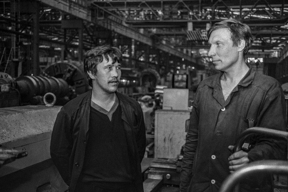 Токари Рафит Мифтахов (слева) и Александр Гладышев на заводе «Уралмаш», 1993 год