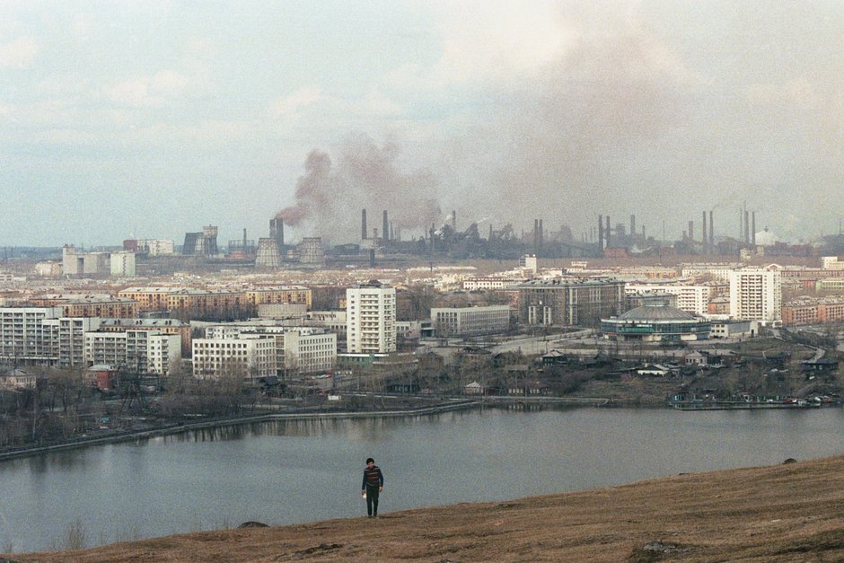 Небо над Нижним Тагилом, загрязненное выбросами металлургического комбината, 1990 год