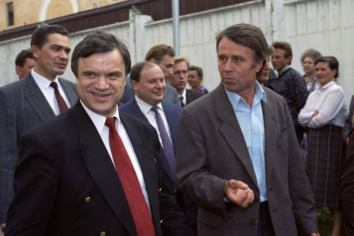 Руслан Хасбулатов и Егор Гайдар (в центре) в Чувашии, 1992 год