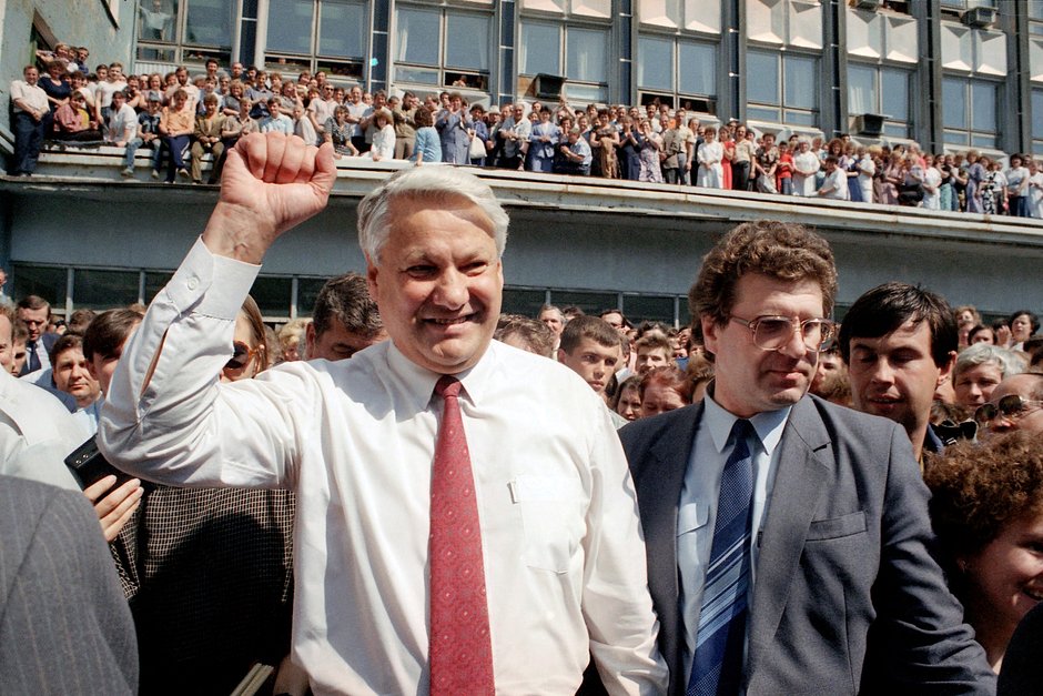 Борис Ельцин встречается с рабочими на одном из заводов в Перми, 5 июня 1991 года 