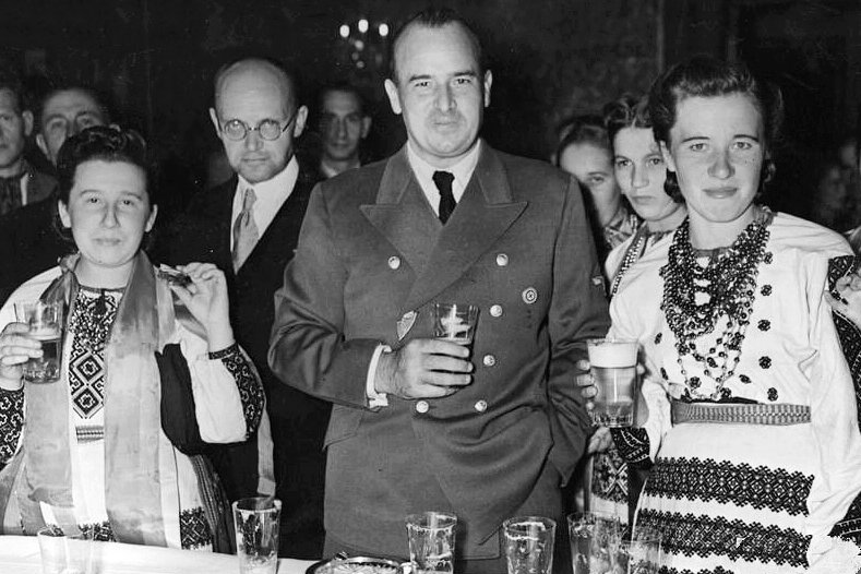 Владимир Кубийович и генерал-губернатор оккупированной Польши Ганс Франк с украинской делегацией, Вавель, оккупированная Польша, 1943 год