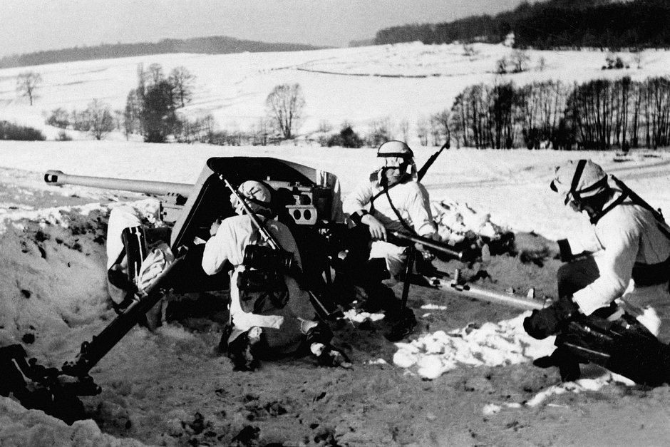 Бойцы дивизии СС «Галичина» обучаются обращению с противотанковой пушкой, 1944 год