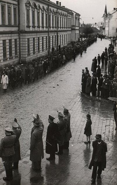Первые украинские добровольцы дивизии СС «Галичина» маршируют возле здания суда в городе Санок, оккупированная немцами Польша, май 1943 года