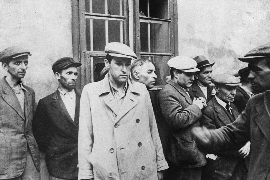 Группа пленных евреев на оккупированной территории СССР, июнь 1941 года