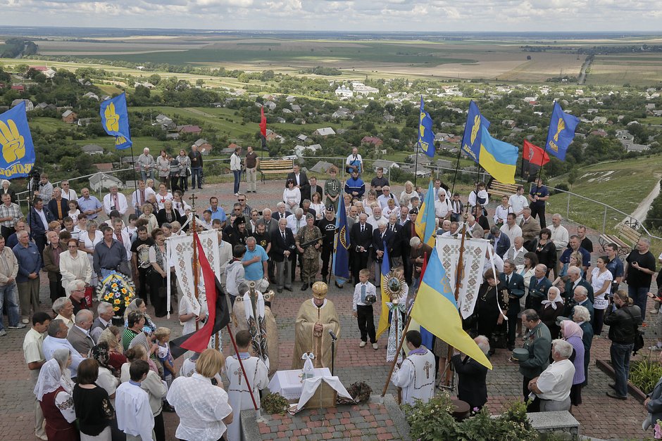 Украинцы перед памятником дивизии СС «Галичина» возле села Ясенив Львовской области на мероприятии по случаю 70-летия создания дивизии СС «Галичина», 21 июля 2013 года