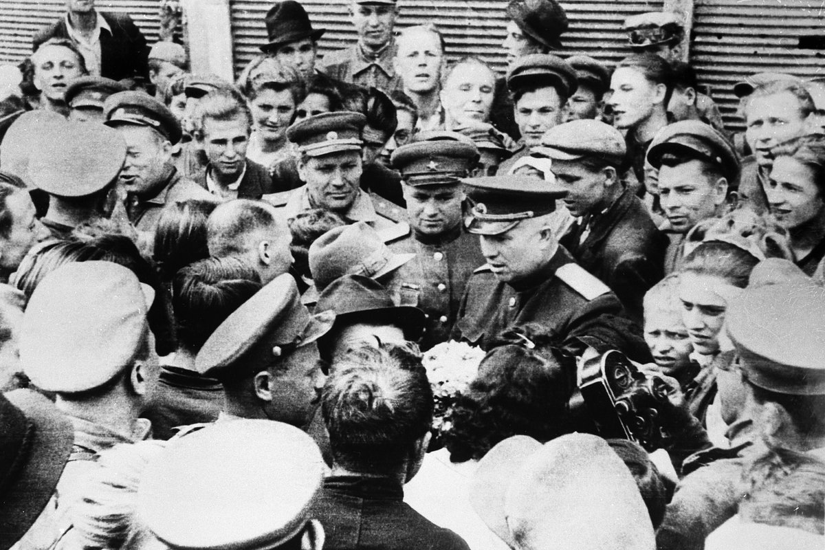 Член Военного совета 1-го Украинского фронта генерал-лейтенант Никита Хрущев с жителями освобожденного Львова перед митингом в честь освобождения города, июль 1944 года