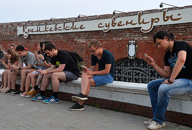 Молодые люди у Казанского кремля