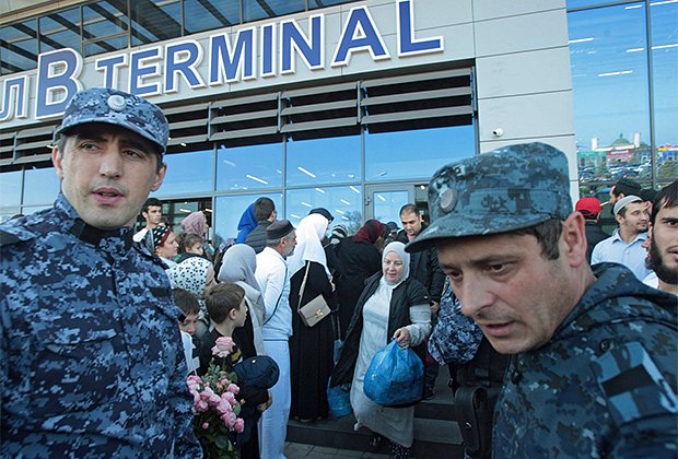 Силовики обеспечивают безопасность в аэропорту Уйташ (Махачкала, Дагестан) после беспорядков. 31 октября 2023 года