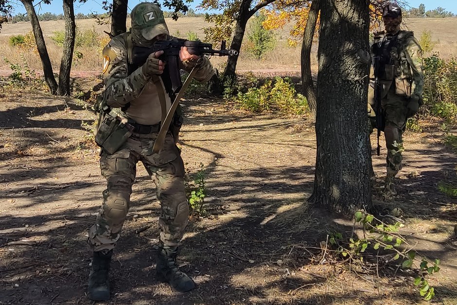 Боец штурмовой роты Вооруженных сил России на изготовке к стрельбе
