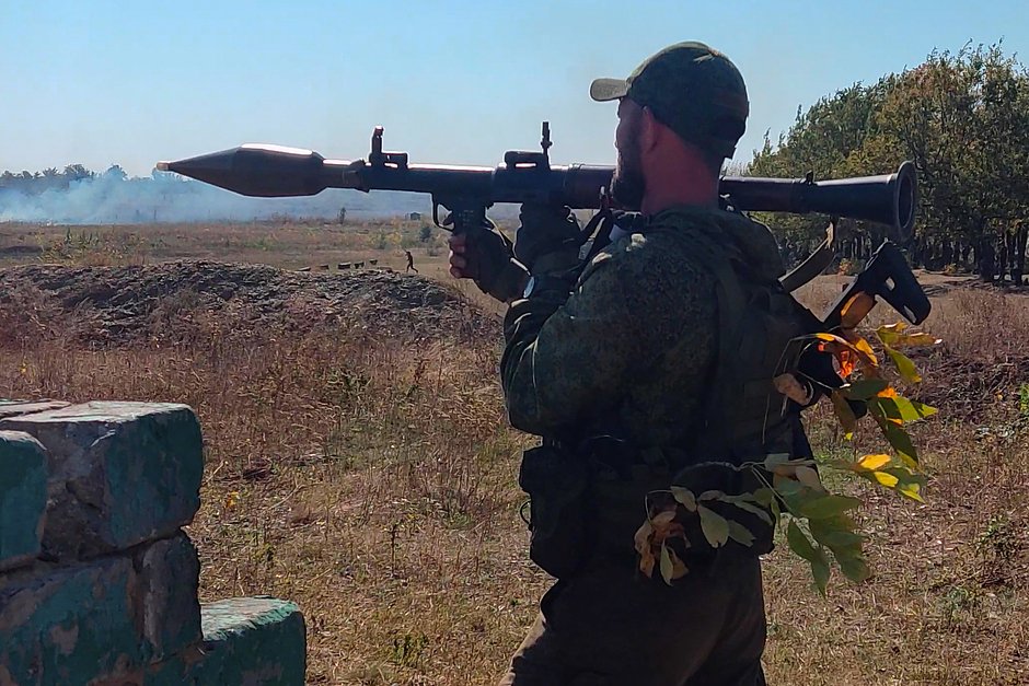 Гранатометчик Вооруженных сил России упражняется в уничтожении бронетехники 