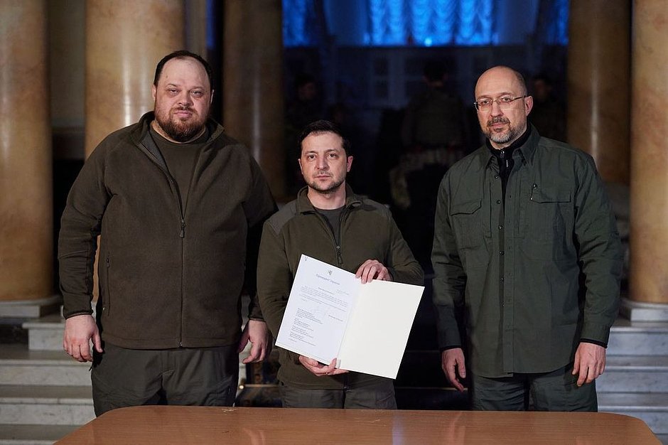 Президент Украины Владимир Зеленский (в центре) после подписания заявки страны на членство в Европейском союзе в Киеве, 28 февраля 2022 года