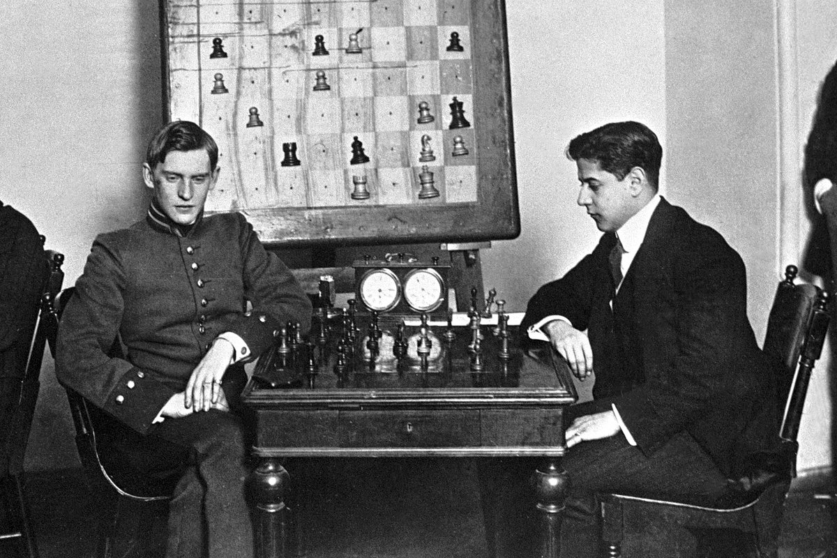 Алехин — Капабланка. Турнир в Петербурге, 1914 г. Это была первая турнирная встреча двух великих шахматистов