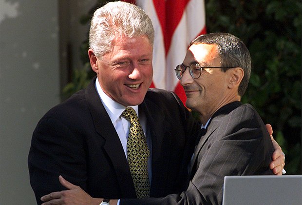 Президент Билл Клинтон с главой своей администрации Джоном Подестой, 1995 год