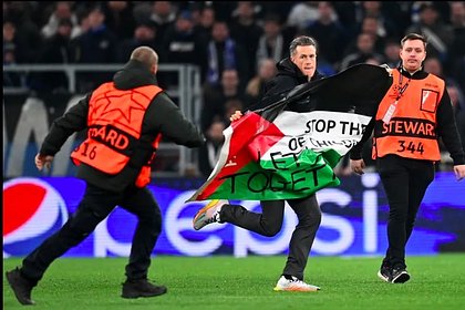 Матч Лиги чемпионов прервали из-за выбежавшего на поле с флагом Палестины фаната