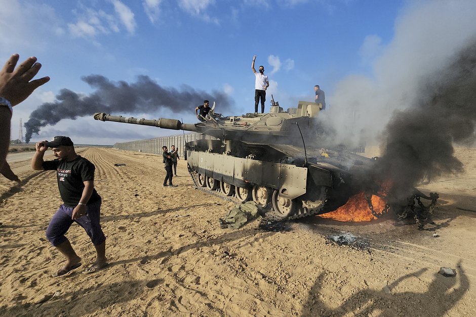 Палестинцы празднуют уничтожение израильского танка. 7 октября 2023 года. Автором снимка был назван Хассан Эслайя, позднее его авторство удалили с сайта AP