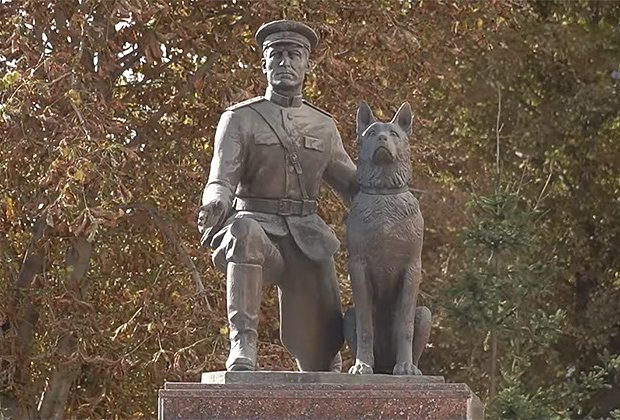 Памятник Федору Хихлушке и его собаке Лирке в Белгороде 