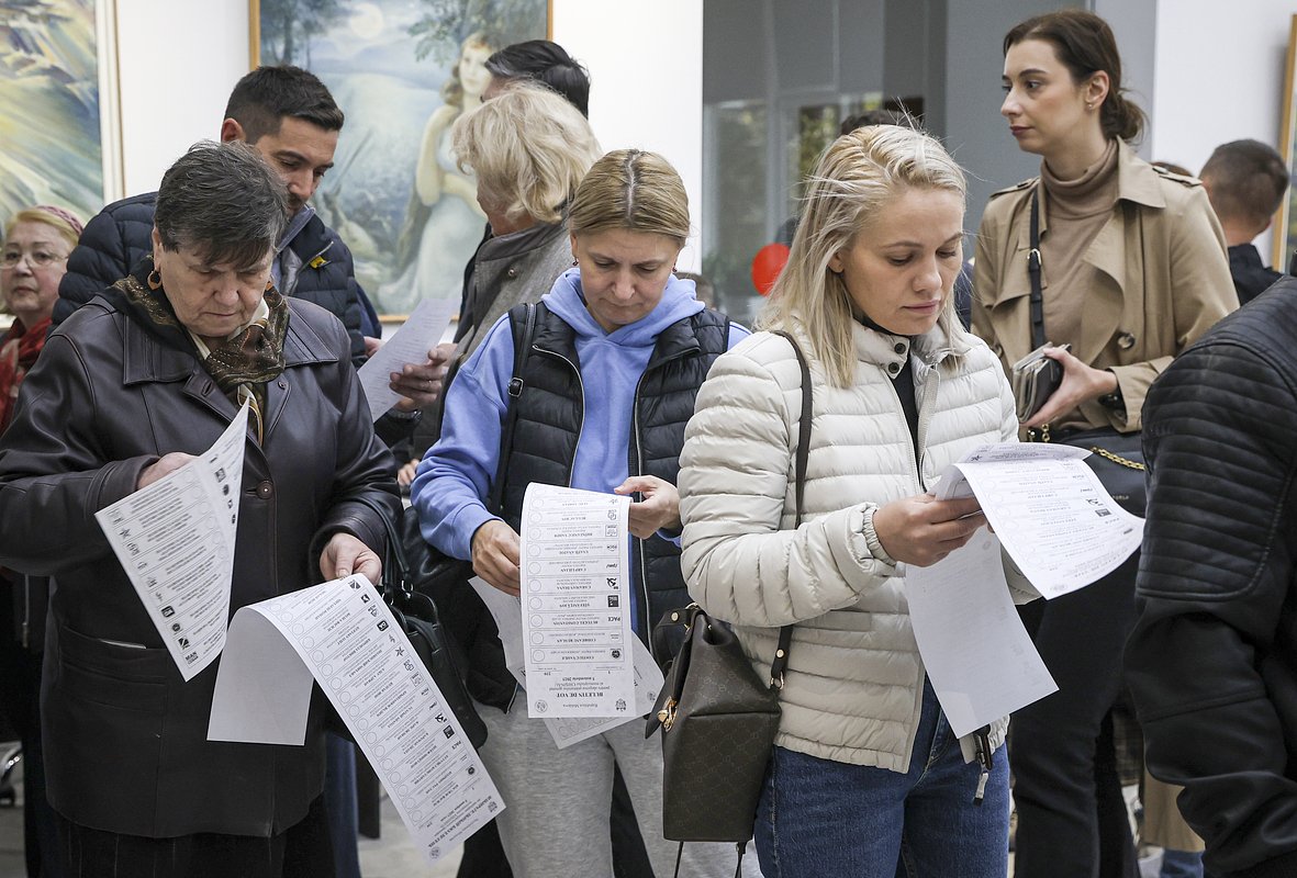 Жители Молдавии на избирательном участке в Кишиневе в дни местных выборов, 5 ноября 2023 года