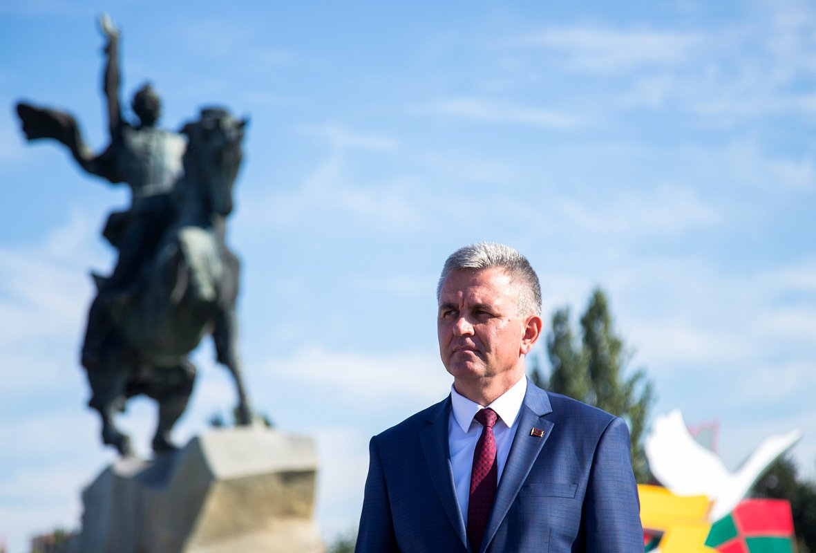 Президент Приднестровской Молдавской Республики (ПМР) Вадим Красносельский выступает перед горожанами в день образования непризнанной республики. Тирасполь, 2 сентября 2023 года