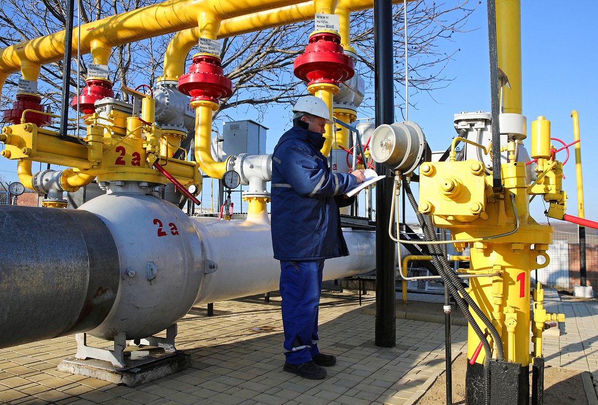 Сотрудник газораспределительного завода «Кишинев-1» энергетической компании «Молдоватрансгаз». Кишинев, Молдавия, 4 марта 2023 года