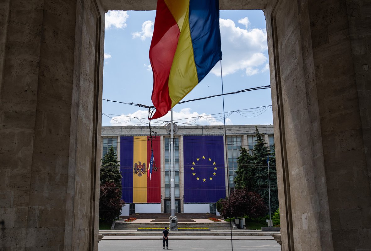 Флаги Молдавии и Европейского союза на Доме правительства Молдавии. Кишинев, 31 мая 2023 года 