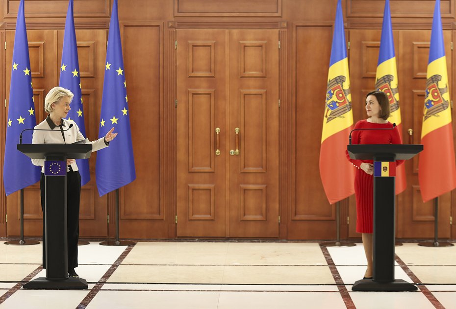 Председатель Европейской комиссии Урсула фон дер Ляйен (слева) и президент Молдавии Майя Санду на пресс-конференции по итогам встречи в Кишиневе, 12 октября 2023 года